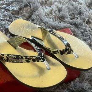 Guess leopard print sandals. Gold & brown. Brand new, never worn. Size 6 NWOT
